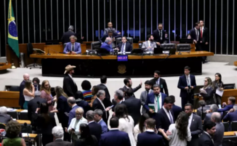 Câmara aprova minirreforma que blinda fundos partidários e permite disparo em massa