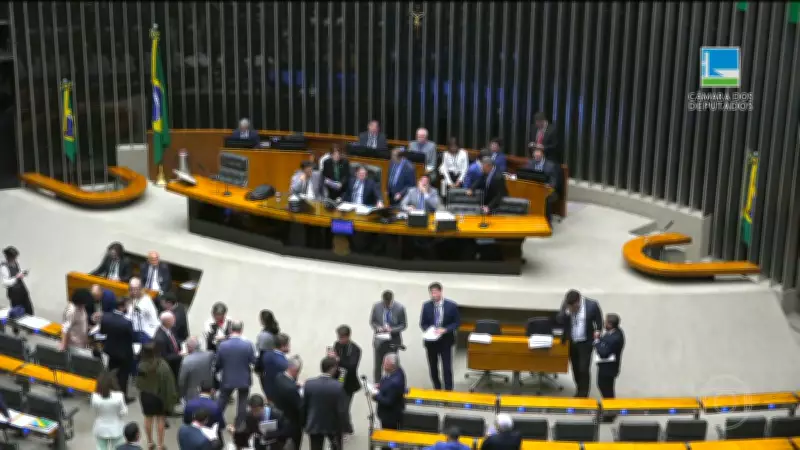 Câmara aprova projeto que libera disparo em massa de mensagens de candidatos