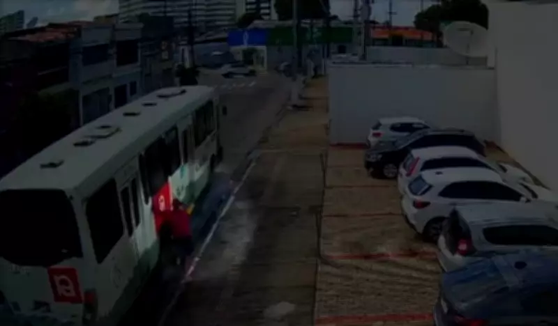 Câmera flagra homem roubar celular por janela de ônibus em Maceió