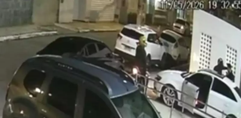 Câmeras flagram assalto na Zona Sul de Aracaju; suspeitos levam celular