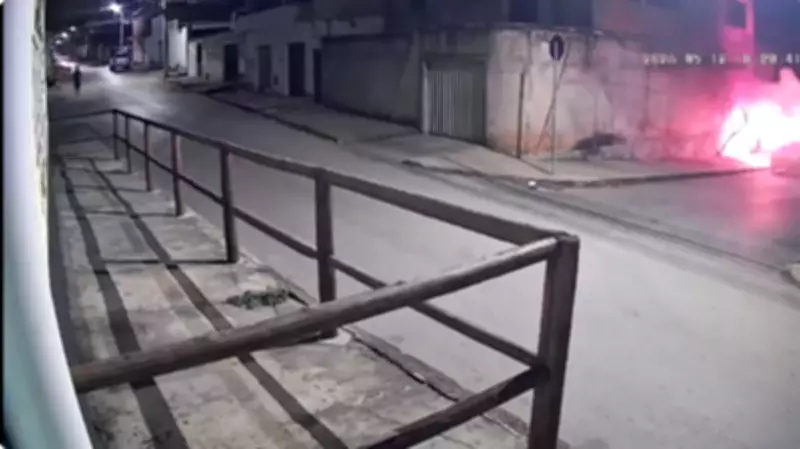 Câmeras flagram incêndio criminoso em carro no bairro Santa Eugênia em Montes Claros
