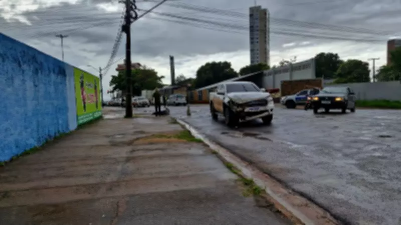Colisão entre caminhonetes deixa trânsito lento em Santarém