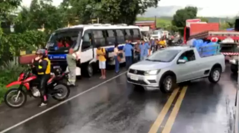 Colisão entre carreta e van deixa trânsito lento na BR-316 em Satuba