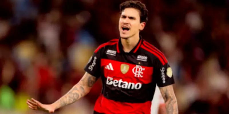Com golaço de Pedro, Flamengo vence Estudiantes e garante vaga nas oitavas