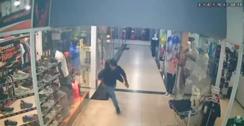 Comerciante é baleado dentro de loja no centro de Cotia; câmera registra