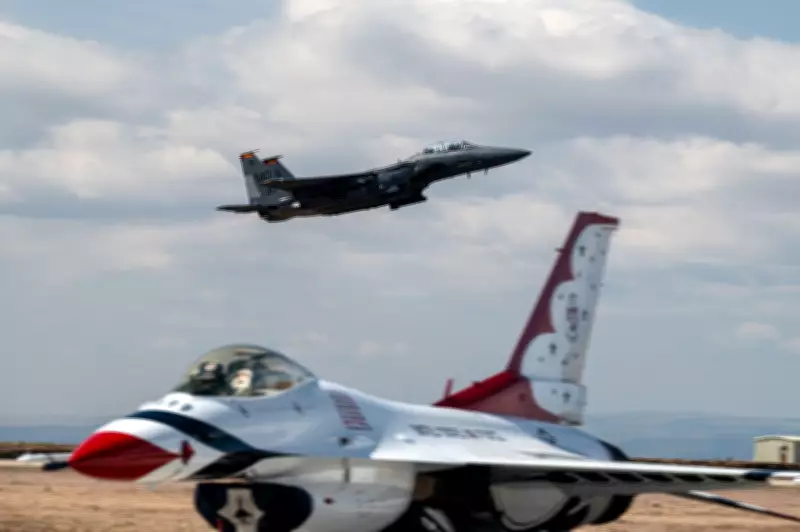 Confinamento em base aérea dos EUA após colisão de dois caças em festival