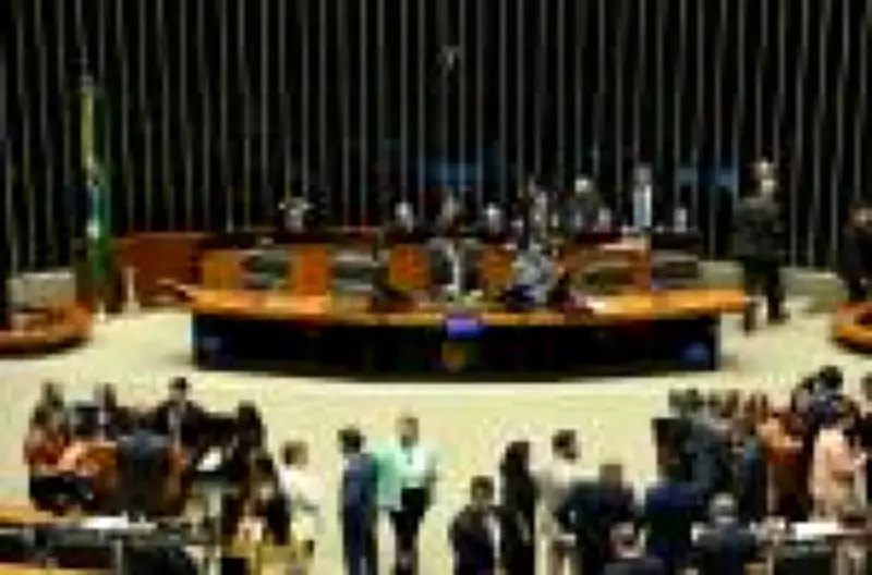 Congresso derruba veto de Lula e libera doação de bens em campanha