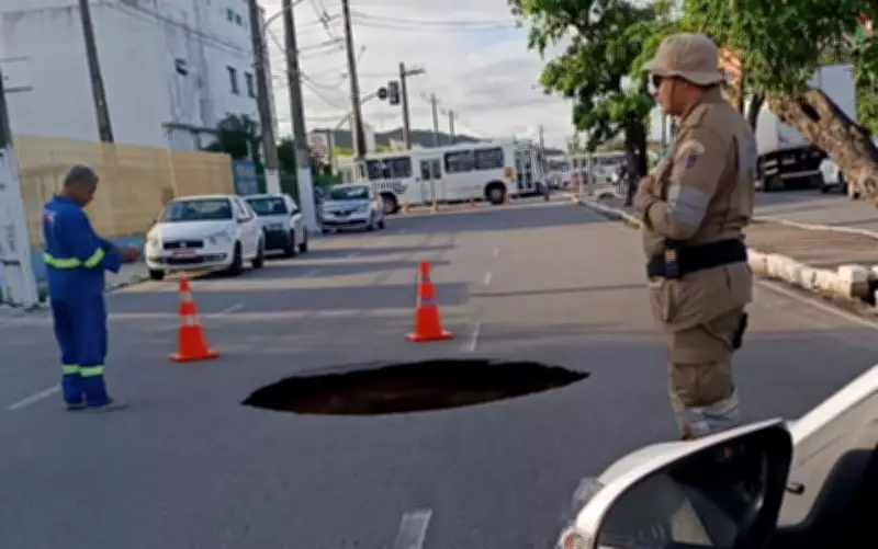 Cratera se abre na Zona Norte de Aracaju e interdita avenida