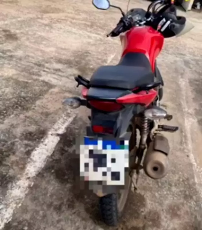 Criança de 8 anos é flagrada pilotando moto na Grande Natal; pai é autuado