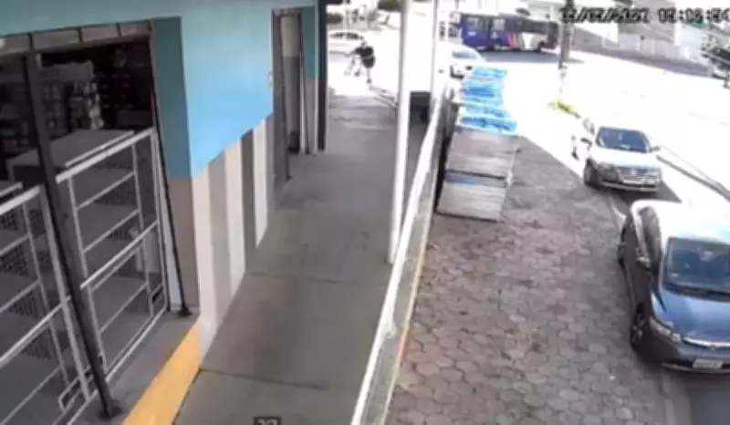 Criança morre em acidente entre moto e ônibus intermunicipal em Hortolândia