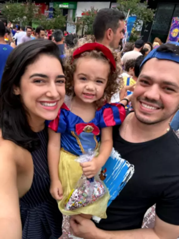 Criança pergunta pelo pai em apresentação do Dia das Mães e viraliza