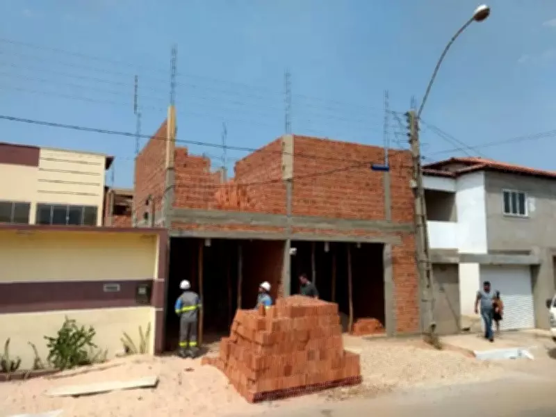 Cuidados com fiação elétrica: riscos de acidentes com objetos metálicos