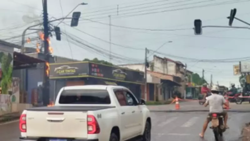 Curto-circuito provoca incêndio em postes e interdita via em Santarém
