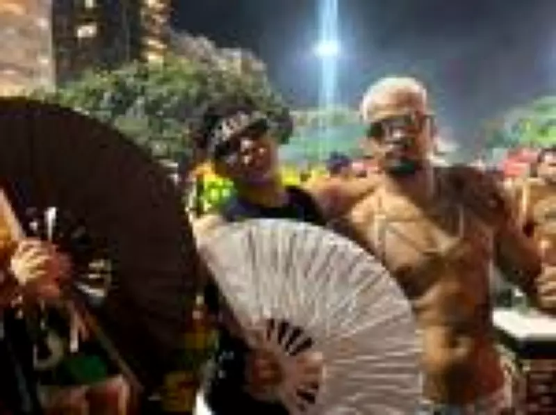 De Lady Gaga a Shakira: leque vira acessório indispensável em show de Copacabana