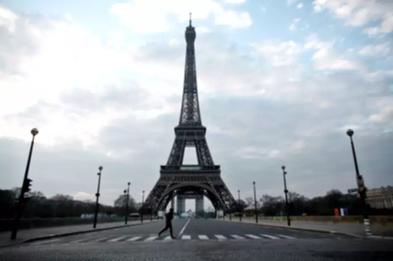 Degrau da Torre Eiffel é leiloado por R$ 2,6 milhões em Paris