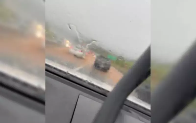Deslizamento de terra interdita parcialmente a SP-294 em Marília após forte chuva