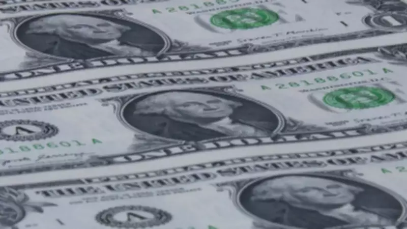Dólar abre em queda nesta sexta-feira (8) e atinge R$ 4,91