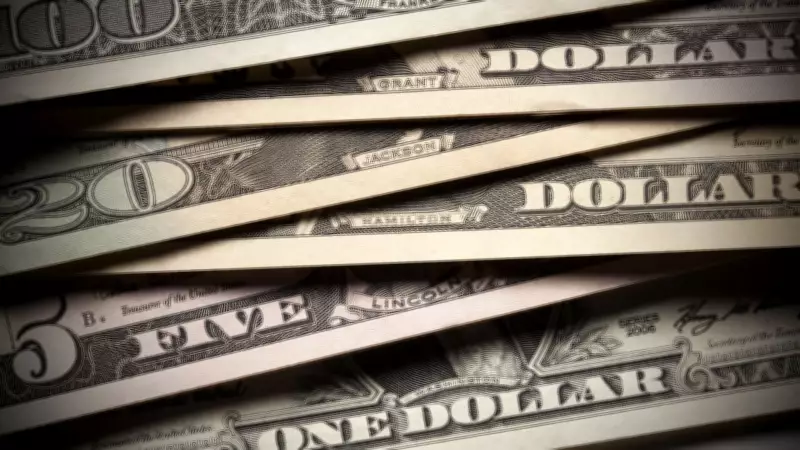 Dólar fecha acima de R$ 5 com alta semanal de 3,48%; Bolsa cai