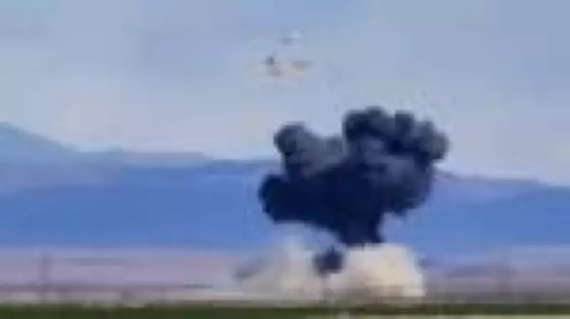 Dois caças colidem em show aéreo nos EUA e explodem no solo; tripulantes sobrevivem