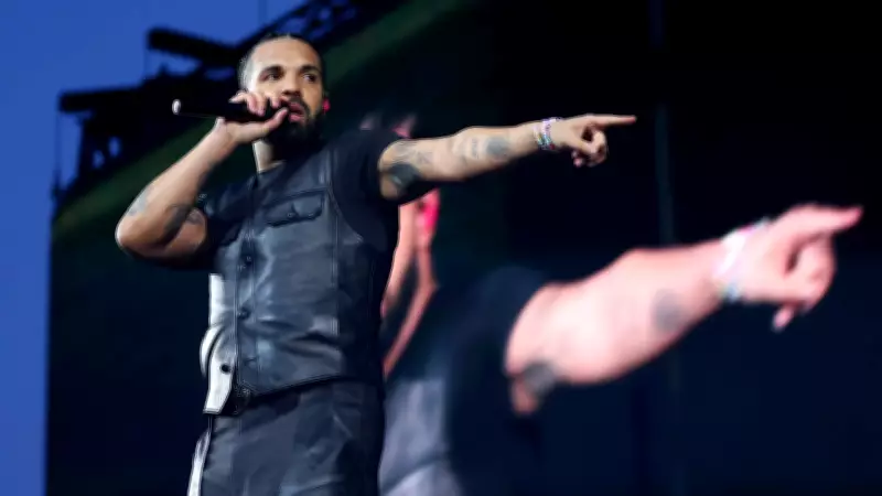 Drake domina Billboard 200 com três álbuns simultaneamente