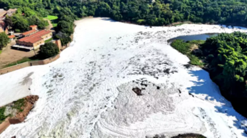 Drone flagra Rio Tietê coberto por espuma branca em Salto (SP)