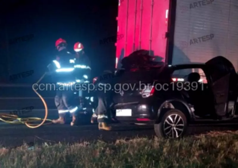 Duas mortes em colisão traseira entre carro e carreta na SP-318 em São Carlos