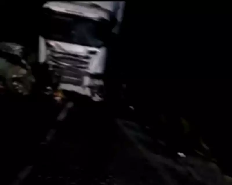 Duas pessoas morrem em acidente entre carro e caminhão em Barra do Piraí