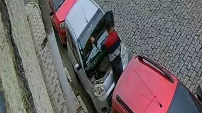 Dupla furta carro em menos de 5 minutos em Suzano; câmeras flagram ação