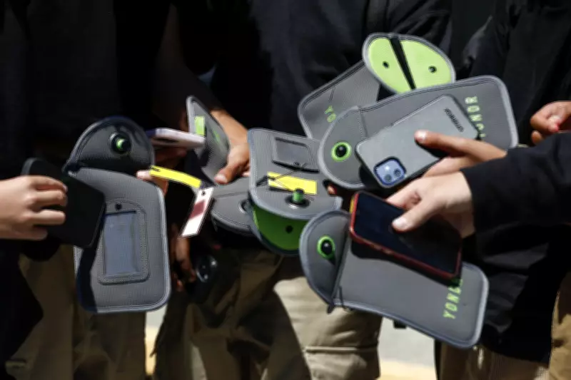 Empresas nos EUA adotam bolsas lacradas para celulares no trabalho