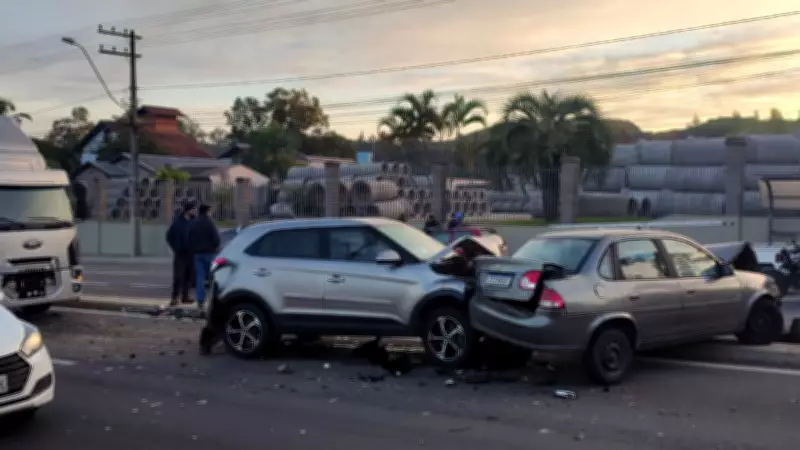 Engavetamento com caminhão e 7 carros bloqueia RS-240 em São Leopoldo