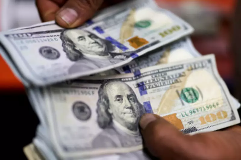 Entenda o que faz o preço do dólar subir ou cair: análise do mercado