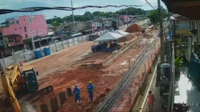 Escavadeira atinge tubulação e causa alagamento em avenida de Belém