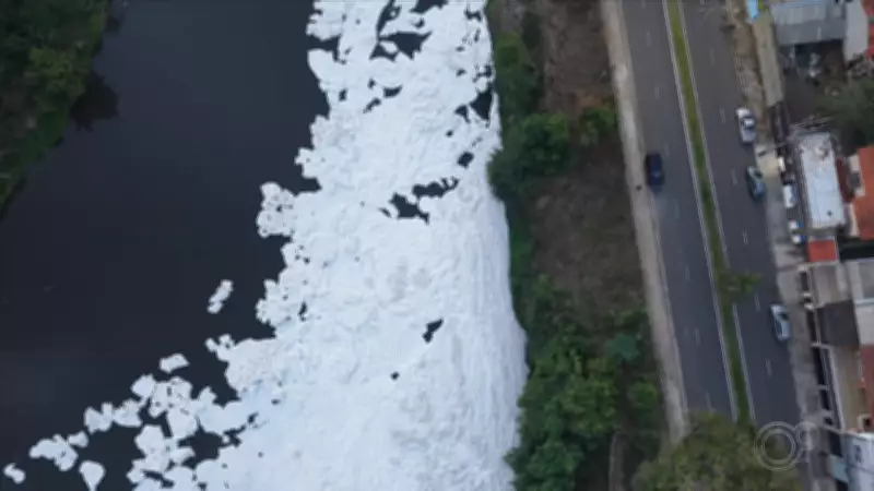 Espuma tóxica cobre Rio Tietê em Salto e acende alerta ambiental