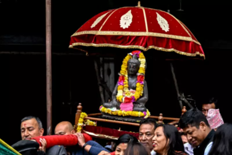 Estátua centenária de Buda roubada do Nepal é reinstalada em templo