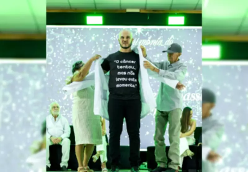 Estudante de medicina emociona ao celebrar formatura com pais que venceram câncer