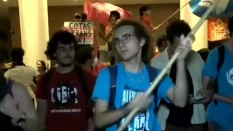 Estudantes ocupam reitoria da USP em protesto por melhorias