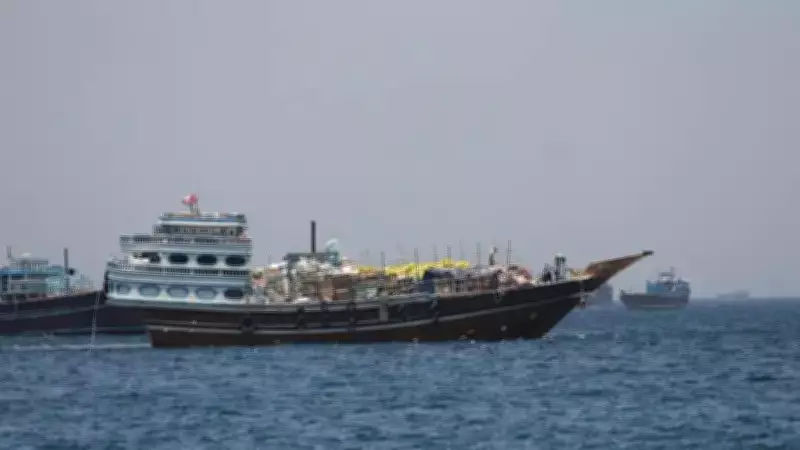 EUA afundam lanchas iranianas e guiam navios no Estreito de Ormuz