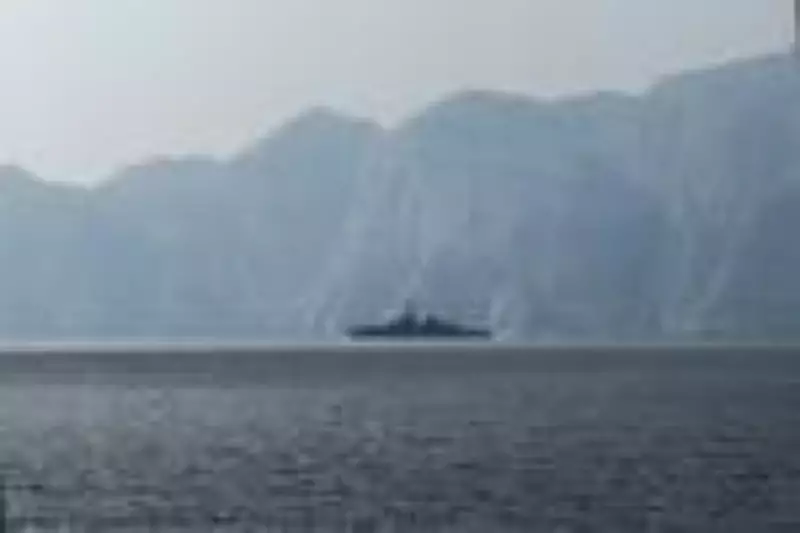 Explosões em portos iranianos perto do Estreito de Ormuz; EUA negam ataque
