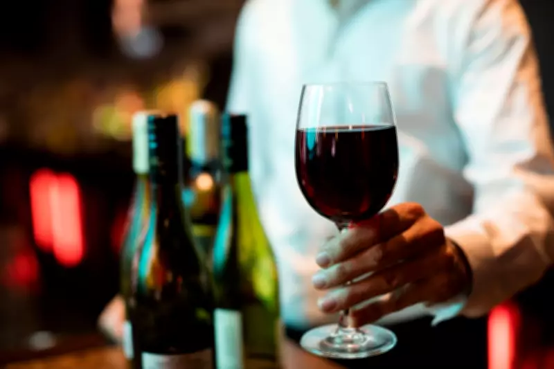 Exposição interativa sobre vinhos no Praiamar Shopping em Santos