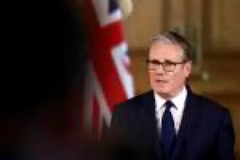 Extrema direita avança em eleições britânicas e Starmer admite derrota dolorosa