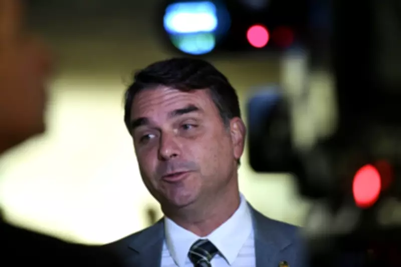 É #FAKE: vídeo de Flávio Bolsonaro sobre 'auxílio sacolão de osso' foi manipulado por IA