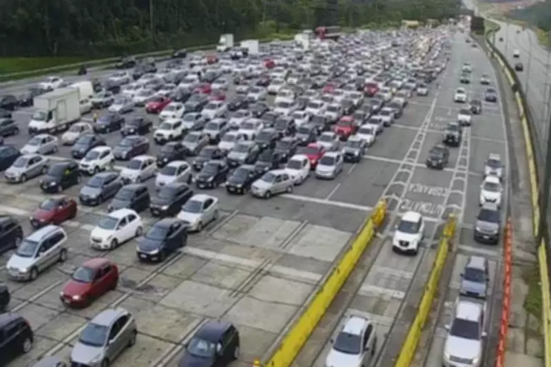 Feriado do Dia do Trabalho: filas e lentidão rumo ao litoral de SP
