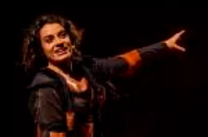 Filha de Raul Gazolla transforma experiência como camgirl em peça de teatro