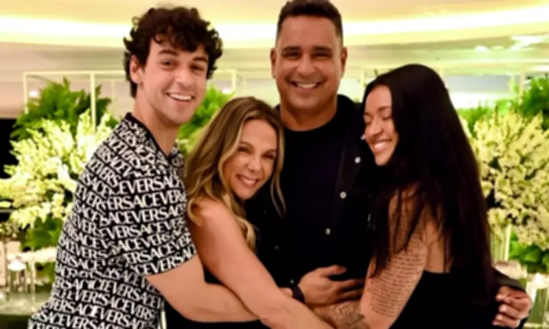 Filho de Xanddy e Carla Perez promete sunga de competição ao pai após brincadeira