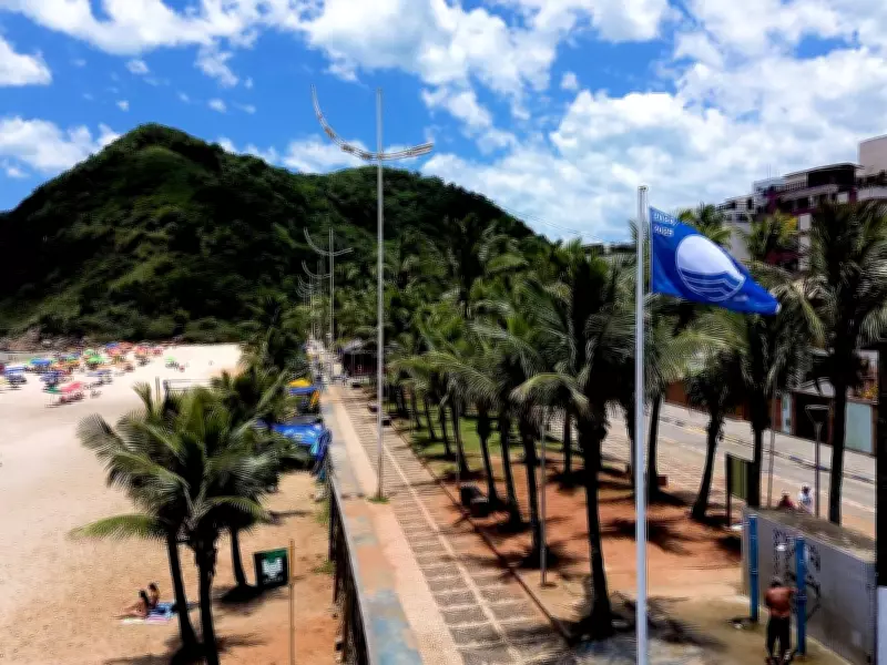 Fiscalização na Praia do Tombo em Guarujá resulta em 18 notificações e apreensão de alimentos