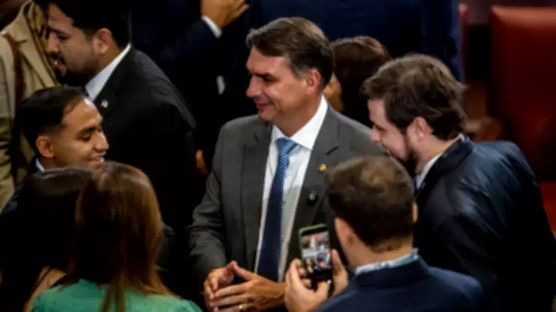 Flávio Bolsonaro confirma encontro com Daniel Vorcaro após prisão do ex-banqueiro