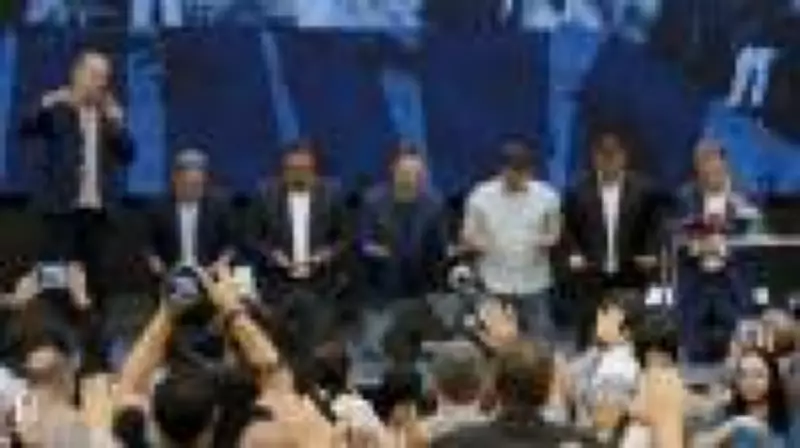 Flávio Bolsonaro cresce entre evangélicos e cai entre católicos após culto com Malafaia