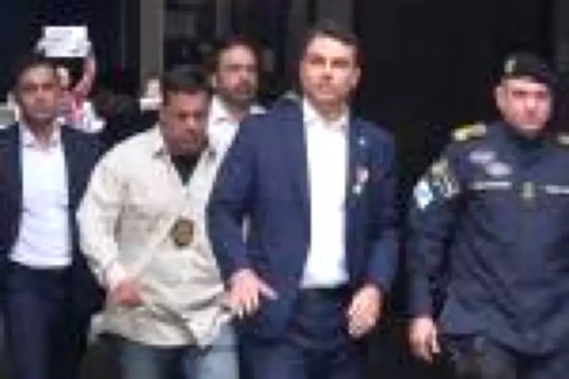 Flávio Bolsonaro elogia cinebiografia do pai e nega irregularidades em financiamento