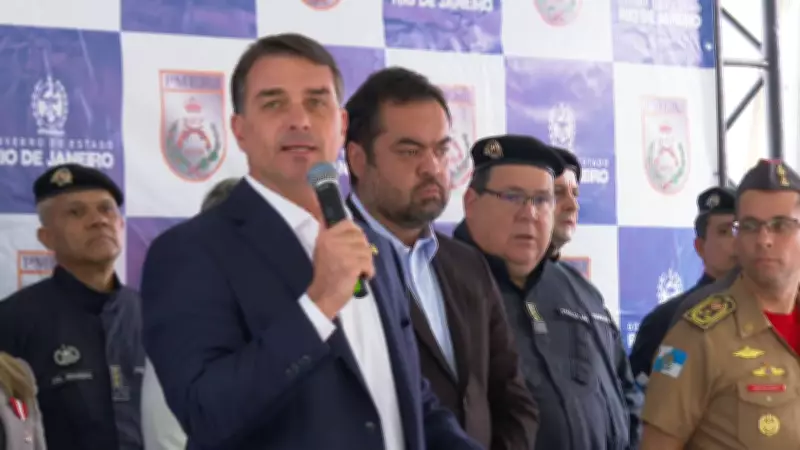 Flávio Bolsonaro pediu R$ 134 milhões a banqueiro para filme do pai