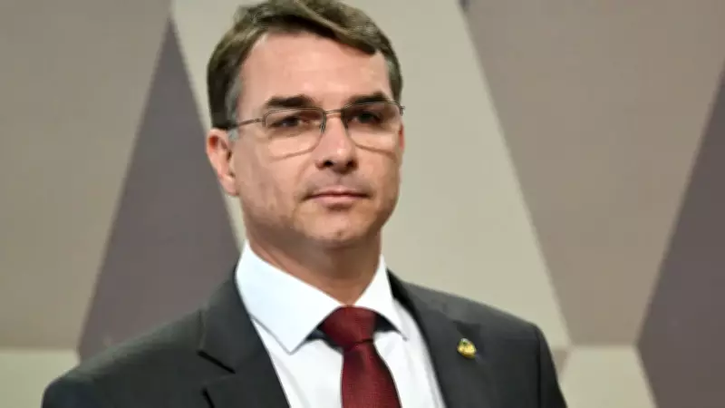 Flávio Bolsonaro se irrita com perguntas sobre Ciro Nogueira no caso Master